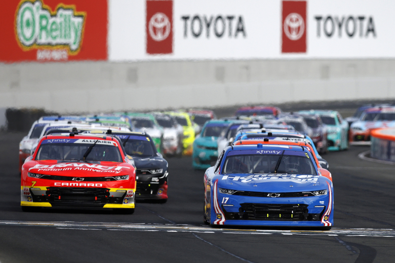 Opportunistische Aric Almirola pakt Xfinity-zege Sonoma. Larson te gretig