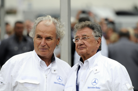 Mercedes-Benz & Friends 2011, Berlin-Tempelhof. Mercedes-Benz Classic Markenbotschafter Dieter Glemser und Hans Herrmann (rechts). Mercedes-Benz & Friends 2011, Berlin-Tempelhof. Mercedes-Benz Classic brand ambassador Dieter Glemser and Hans Herrmann (right).