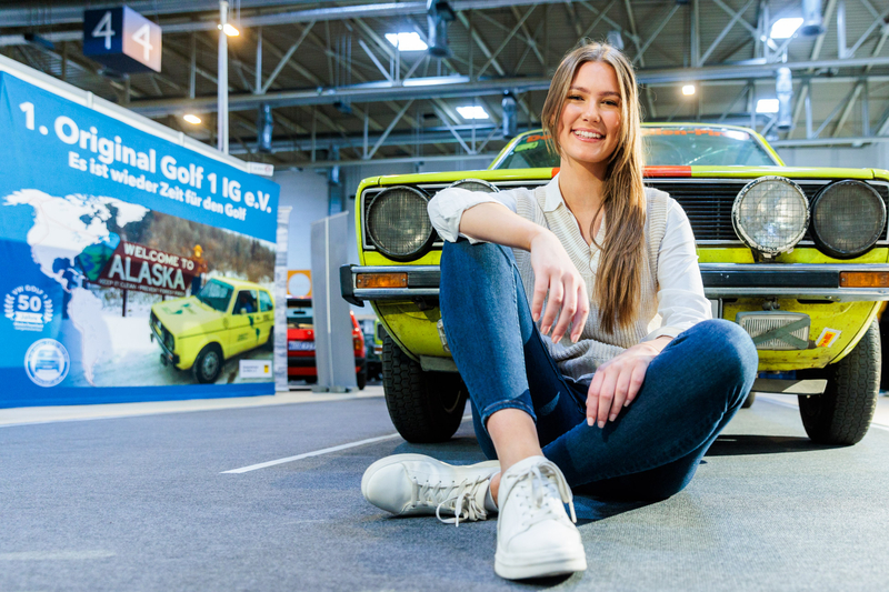 Lea präsentiert ein Stück Auto-Geschichte: Der Volkswagen Golf 1 LS aus der ersten Produktionswoche der Modellreihe des Golf aus dem Jahr 1974 hat eine unglaubliche Reise hinter sich. Als Marketing-Aktion des Reifenherstellers Pirelli fuhr der 50 PS starke Wagen aus Wolfsburg von Alaska bis nach Feuerland. Über 30.000 Kilometer legte der historische Wagen auf dieser Strecke zurück. Heute dient er als Ausstellungsstück und darf im Straßenverkehr nicht mehr bewegt werden. Dieses und weitere Fahrzeuge erleben Besucher*innen auf der Techno Classica Essen vom 4. bis 7. April 2024 (Preview Day: 3. April) in der Messe Essen. Rund 1250 Aussteller aus über 30 Nationen präsentieren auf 120.000 qm Ausstellungsfläche Oldtimer, Motorräder, Classic- und Prestigeautomobile. Eine reguläre Tageskarte kostet 28 Euro und gibt es im Online-Ticketshop unter technoclassica-tickets.de.—-03-04-2024/Essen/GermanyFoto: Alex Muchnik/©MESSE ESSEN GmbH---Zulässige Nutzung: Der Nutzer erhält an dem Bild ein einfaches Nutzungsrecht, ausschließlich für eine redaktionelle, journalistische Berichterstattung – in Online- und Printmedien, Film und TV über die MESSE ESSEN, eine Veranstaltung der MESSE ESSEN oder eine auf dem Messegelände der MESSE ESSEN stattfindenden Veranstaltung. Die Nutzung des Bildmaterials ist für die berichtenden Medien mit Urhebervermerk und Beleg ist honorarfrei gestattet. Der Nutzer verpflichtet sich dazu, die dem Bild zugeordneten Informationen, insbesondere Bildbeschreibung und Fotograf, bei der Nutzung in korrekter Weise zu verwenden und zu veröffentlichen. Jede andere Nutzung bedarf der Zustimmung durch die Messe Essen GmbH. Die Messe Essen haftet nicht für Verletzung von Rechten abgebildeter Personen und/oder Objekten. Es werden durch die Messe Essen keine Persönlichkeits-, Eigentums-, Kunst-, Marken- oder ähnliche Rechte eingeräumt, die Einholung der o.g. Rechte obliegt allein dem Nutzer. Der Verkauf und die Weitergabe der Bilddatei an Dritte sowie das nicht-autorisierte Kopieren oder sonstige Vervielfältigen dieser Bilddatei auf alle Arten von Datenträgern ist nicht gestattet. ---Permissible use: The user will be granted free of charge a simple use right to the picture exclusively for editorial, journalistic reporting about MESSE ESSEN, an event of MESSE ESSEN or an event taking place on the fair site of MESSE ESSEN in online and print media, in films and on TV. For the reporting media, the use of the picture material with a copyright notice and a specimen copy will be allowed free of charge. The user undertakes to utilise and publish the information assigned to the picture, particularly caption and photographer, in a correct way when using it. Any other use will require the consent of Messe Essen GmbH. Messe Essen will not be liable for the infringement of rights of depicted people and/or objects. Messe Essen will not grant any personality, ownership, artistic, trademark or similar rights. The user alone will be responsible for obtaining the above rights. It will not be allowed to sell or pass on the picture file to third parties or to copy or otherwise duplicate this picture file on to any types of data carriers without authorisation.