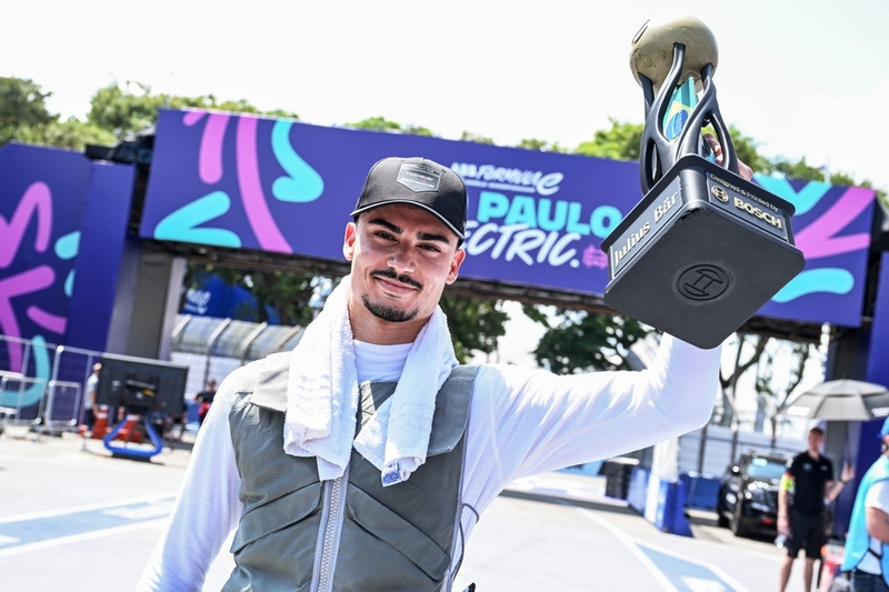 Pascal Wehrlein, TAG Heuer Porsche Formula E Team, with his Julius Baer pole position award