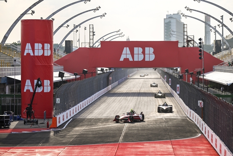 Oliver Rowland, Nissan Formula E Team, Nissan e-4ORCE 04, leads Nyck de Vries, Mahindra Racing, Mahindra M9Electro (Oliver Rowland, Nissan Formula E Team, Nissan e-4ORCE 04, leads Nyck de Vries, Mahindra Racing, Mahindra M9Electro, ASCII, 115 componen