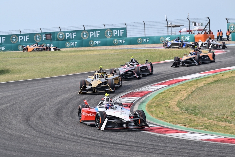 Norman Nato, Andretti Global, Porsche 99X Electric Gen3, leads Stoffel Vandoorne, DS Penske, DS E-Tense FE23 (Norman Nato, Andretti Global, Porsche 99X Electric Gen3, leads Stoffel Vandoorne, DS Penske, DS E-Tense FE23 , ASCII, 110 components, 110 by