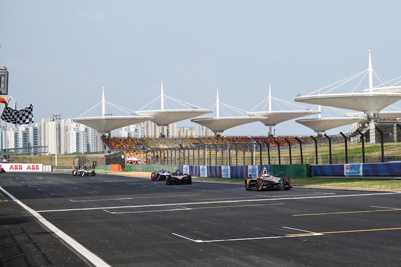 Antonio Felix da Costa, TAG Heuer Porsche Formula E Team, Porsche 99X Electric Gen3, takes the chequered flag to win the race (Antonio Felix da Costa, TAG Heuer Porsche Formula E Team, Porsche 99X Electric Gen3, takes the chequered flag to win the rac