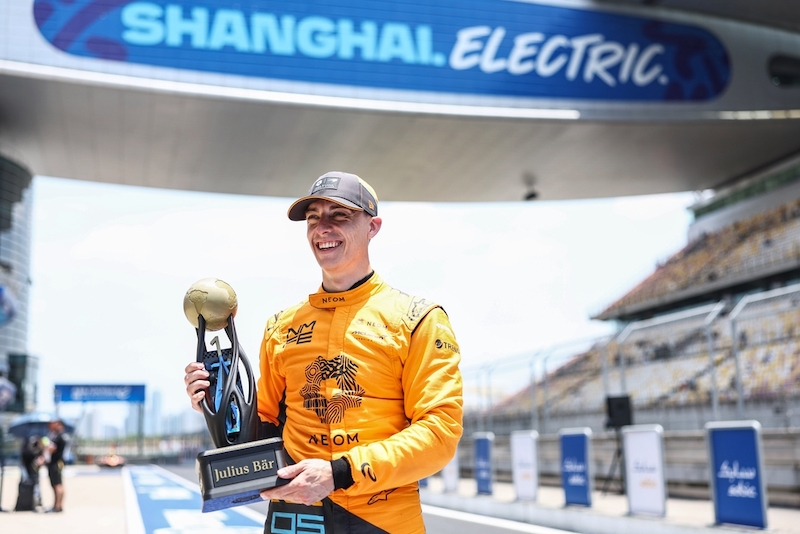 Jake Hughes, NEOM McLaren Formula E Team, with the Julius Baer Pole Position Award