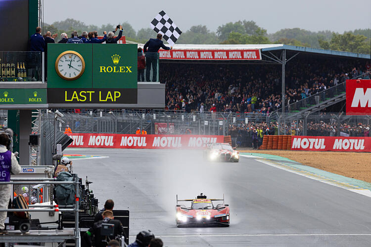 50 FUOCO Antonio (ita), MOLINA Miguel (spa), NIELSEN Nicklas (dnk), Ferrari AF Corse, Ferrari 499P #50, Hypercar, FIA WEC, finish line, arrivee, during the podium of the 2024 24 Hours of Le Mans, 4th round of the 2024 FIA World Endurance Championship, on the Circuit des 24 Heures du Mans, from June 15 to 16, 2024 in Le Mans, France - Photo Javier Jimenez / DPPI