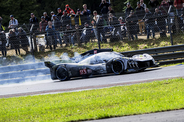 93 VERGNE Jean-Eric (fra), JENSEN Mikkel (dnk), MULLER Nico (swi), Peugeot TotalEnergies, Peugeot 9x8 #93, Hypercar, FIA WEC, action during the 2024 24 Hours of Le Mans, 4th round of the 2024 FIA World Endurance Championship, on the Circuit des 24 Heures du Mans, from June 15 to 16, 2024 in Le Mans, France - Photo Charly Lopez / DPPI