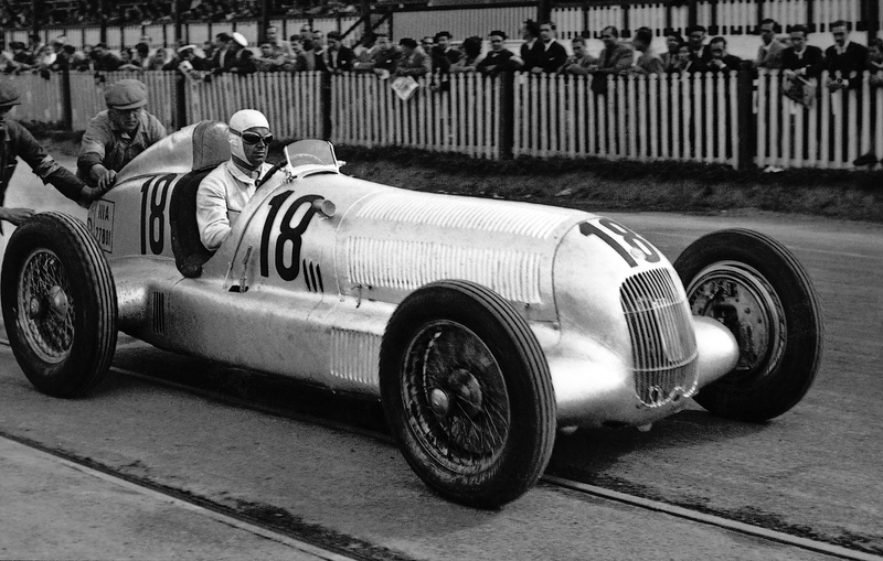 IX. Großer Preis von Spanien, 23.09.1934Beim Training: Rudolf Caracciola startet zum Training auf Mercedes-Benz W 25 (Startnummer 18), der Siegerwagen von Fagioli