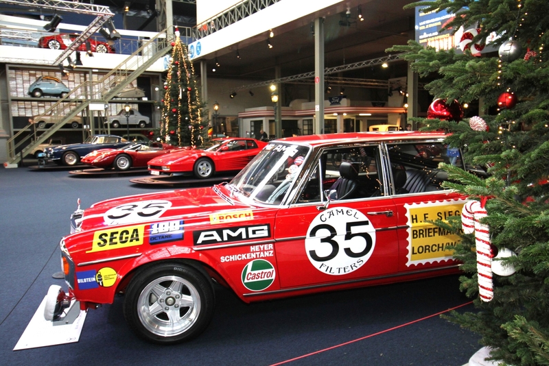 Mercedes Ster schittert in het Brusselse Autoworld