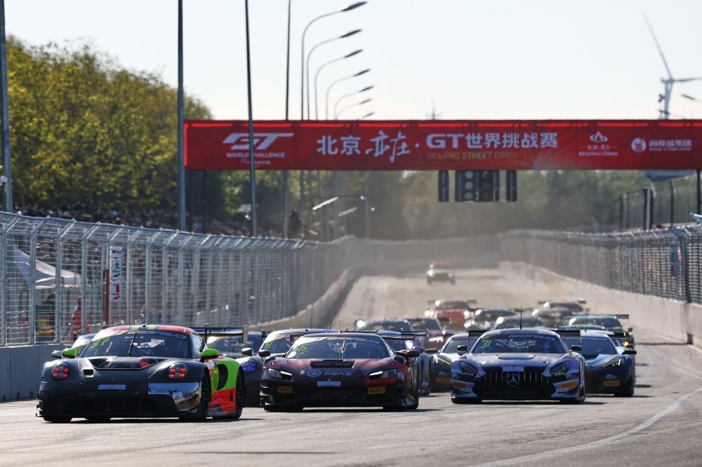 Origine-Porsche en Maxime Oosten kampioen na crashes en straffen in Peking, rookie Révész verdient GT Open-titel op Monza Origine-Porsche en Maxime Oosten kampioen na crashes en straffen in Peking, rookie Révész verdient GT Open-titel op Monza