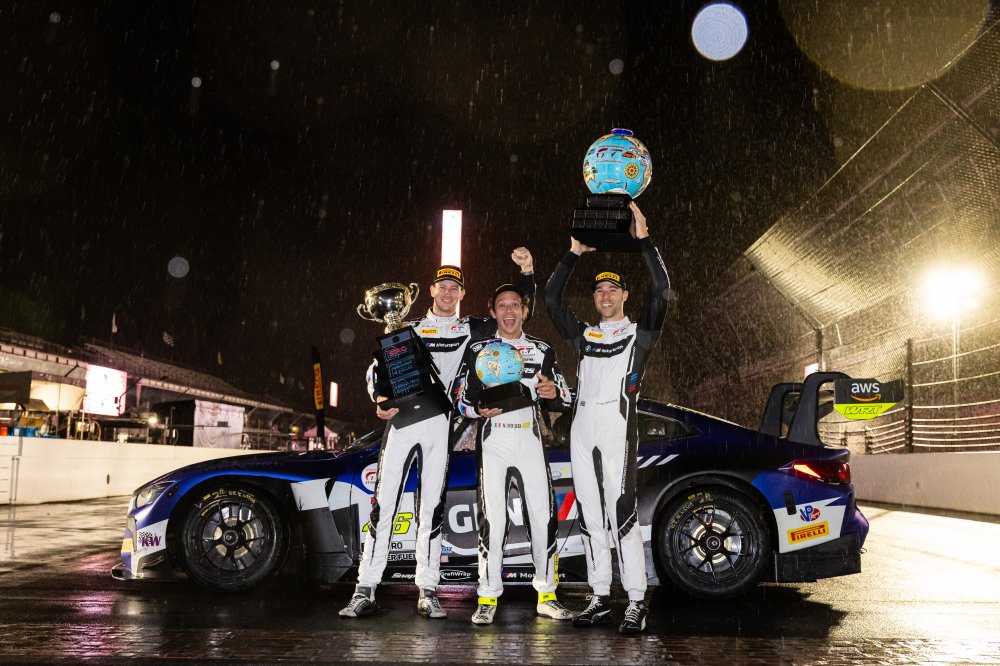 Van der Linde en BMW kampioen met winst in zeiknatte Indianapolis 8H, Hartog op het podium Van der Linde en BMW kampioen met winst in zeiknatte Indianapolis 8H, Hartog op het podium