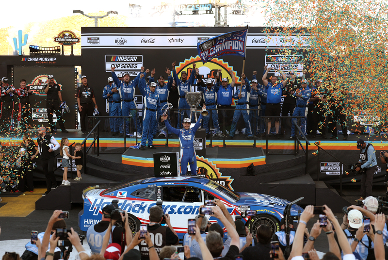 Kyle Larson pakt tweede titel in zinderend slot Phoenix.  Denny Hamlin mist kampioenschap opnieuw. Zege Ryan Blaney