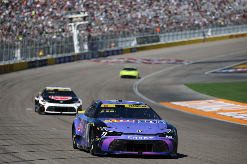 Denny Hamlin verovert met 60e overwinning in Las Vegas plek voor Championship 4 Denny Hamlin verovert met 60e overwinning in Las Vegas plek voor Championship 4