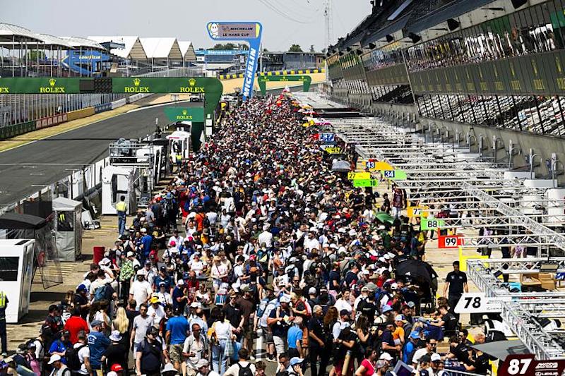 Spectators, fans, pitlane, during the 24 Hours of Le Mans 2025, 4th round of the 2025 FIA World Endurance Championship, on June 10, 2025 on the Circuit des 24 Heures du Mans in Le Mans, France - Photo Charly López / DPPI
