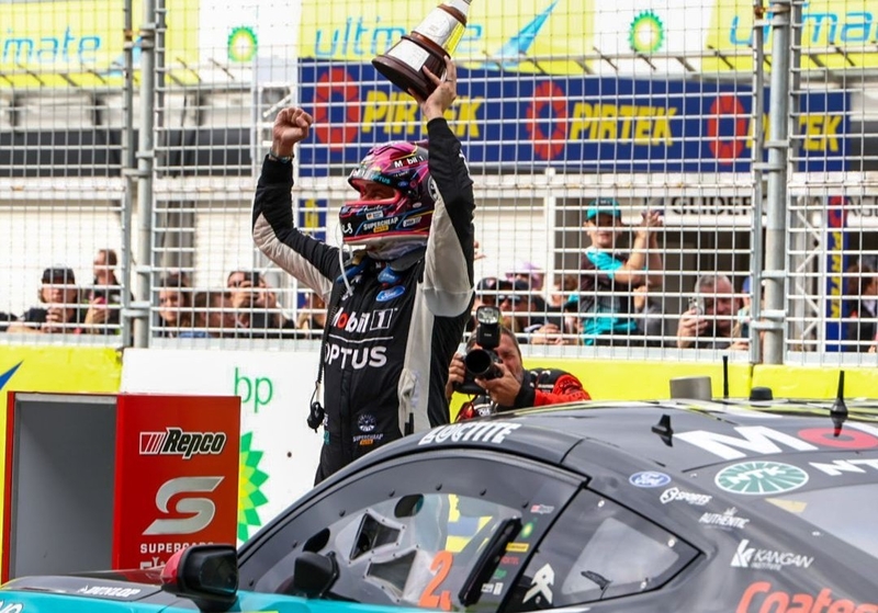 Broc Feeney ziet titelkansen in dramatische finale in rook opgaan, Chaz Mostert kampioen