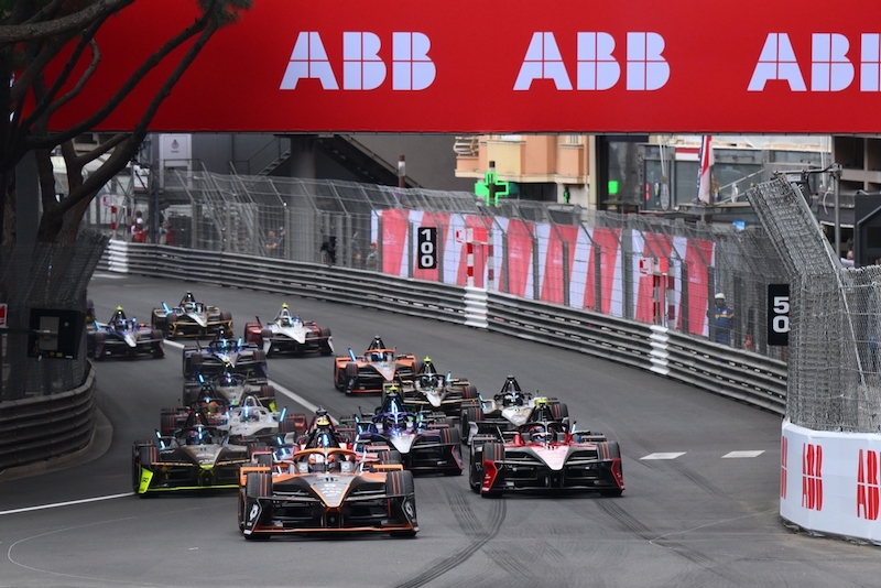 MONTE-CARLO, MONACO - MAY 03: Taylor Barnard of Great Britain driving the (5) NEOM McLaren Formula E Team Nissan e-4ORCE 05 leads the field into turn one at the start during the Monaco E-Prix, Round 6 of the 2025 FIA Formula E World Championship at Circuit de Monaco on May 03, 2025 in Monte-Carlo, Monaco. (Photo by Simon Galloway/LAT Images for Formula E)