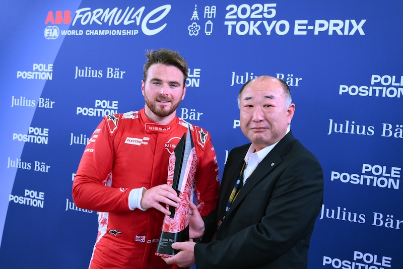 TOKYO, JAPAN - MAY 18: Pole position qualifier, Oliver Rowland of Great Britain and Nissan Formula E Team is presented with the Julius Bar Pole Position Award trophy by Koichi Murata, Secretary General, Motor Sports Department, Japan Automobile Federation  during qualifying, ahead of the Tokyo E-Prix, Round 9 of the 2025 FIA Formula E World Championship at Tokyo Street Circuit on May 18, 2025 in Tokyo, Japan. (Photo by Simon Galloway/LAT Images for Formula E)
