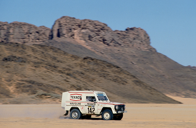 Mit einem Mercedes-Benz 280 GE Rallyefahrzeug (Startnummer 142) gewinnen Jacky Ickx und Claude Brasseur die 5. Rallye Paris–Dakar vom 1. bis 20. Januar 1983. Jacky Ickx and Claude Brasseur win the 5th Paris–Dakar Rally with a Mercedes-Benz 280 GE rally vehicle (start number 142) from 1 to 20 January 1983.