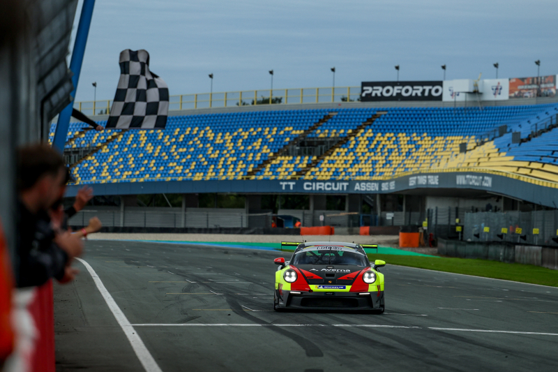 Porsche wint fraaie race van de 100 Series by BGDC in Assen