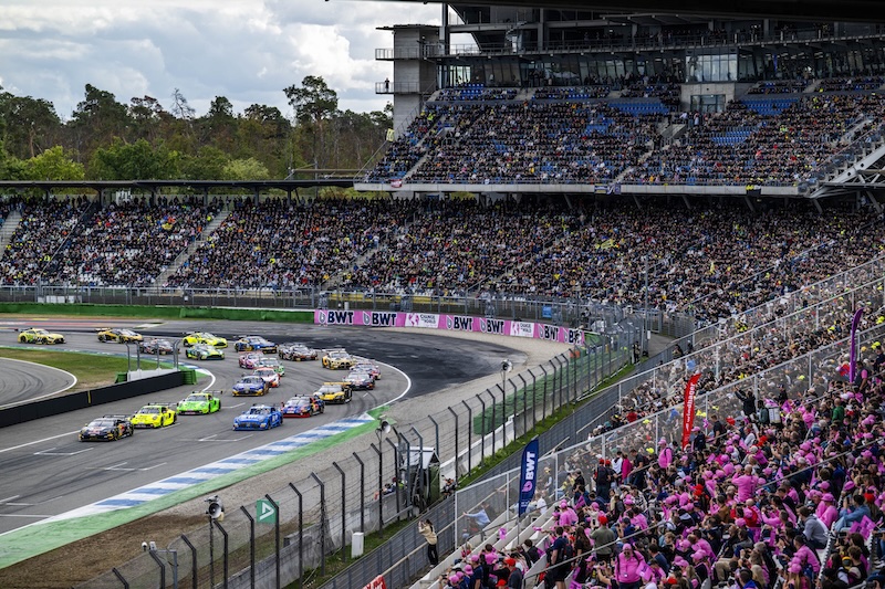 Auer wint turbulente zaterdagsrace Hockenheim, titelstrijd wordt pas morgen beslist