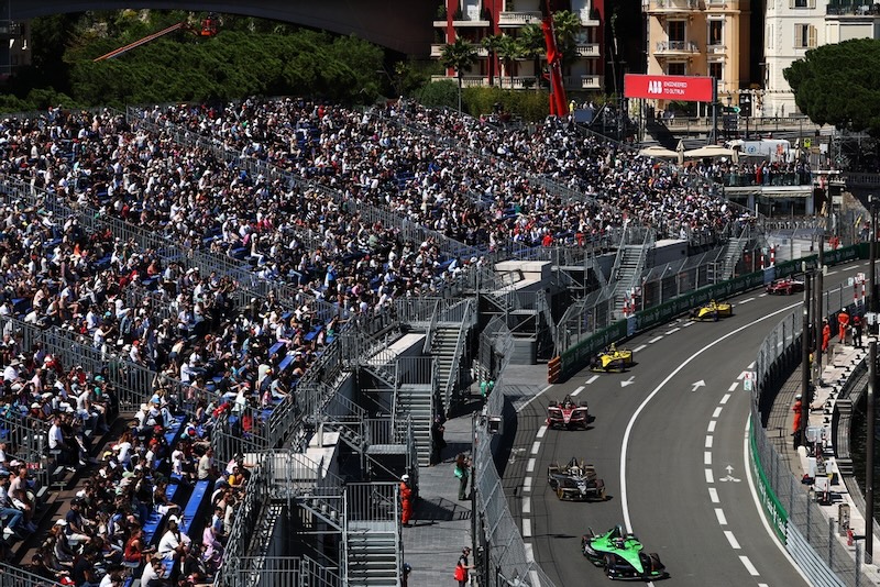 MONTE-CARLO, MONACO - MAY 16: Sebastien Buemi of Switzerland driving the (16) Envision Racing Jaguar I-TYPE 7 leads Taylor Barnard of Great Britain driving the (77) DS Penske DS E-Tense FE25 and Edoardo Mortara of Switzerland driving the (48) Mahindra Racing Mahindra M12Electro during the Monaco E-Prix, Round 9 of the 2026 FIA Formula E World Championship at Circuit de Monaco on May 16, 2026 in Monte-Carlo, Monaco. (Photo by Simon Galloway/LAT Images)