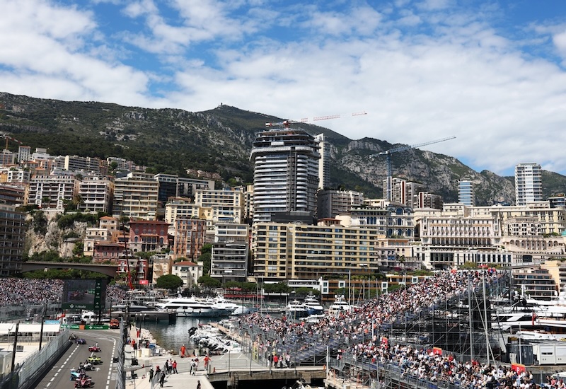MONTE-CARLO, MONACO - MAY 17: Edoardo Mortara of Switzerland driving the (48) Mahindra Racing Mahindra M12Electro leads Dan Ticktum of Great Britain driving the (33) CUPRA KIRO Porsche 99X Electric WCG3 during the Monaco E-Prix, Round 10 of the 2026 FIA Formula E World Championship at Circuit de Monaco on May 17, 2026 in Monte-Carlo, Monaco. (Photo by Simon Galloway/LAT Images)
