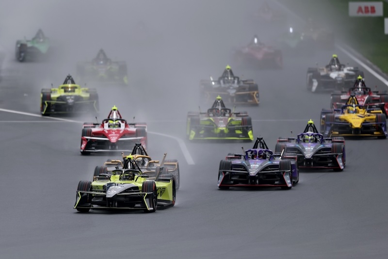 SHANGHAI, CHINA - JULY 05: Felipe Drugovich of Brazil driving the (28) Andretti Formula E Porsche 99X Electric leads the field into turn one at the start during the Shanghai E-Prix, Round 13 of the 2026 FIA Formula E World Championship at Shanghai International Circuit on July 05, 2026 in Shanghai, China. (Photo by Zhe Ji/LAT Images)