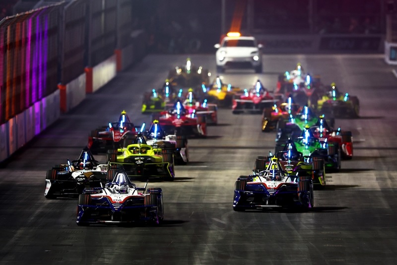 LONDON, ENGLAND - AUGUST 15: Pascal Wehrlein of Germany driving the (94) Porsche Formula E Team Porsche 99X Electric and Nico Muller of Switzerland driving the (51) Porsche Formula E Team Porsche 99X Electric lead the field away at the start during the London E-Prix, Round 16 of the 2026 FIA Formula E World Championship at ExCel London on August 15, 2026 in London, England. (Photo by Joe Portlock/LAT Images)