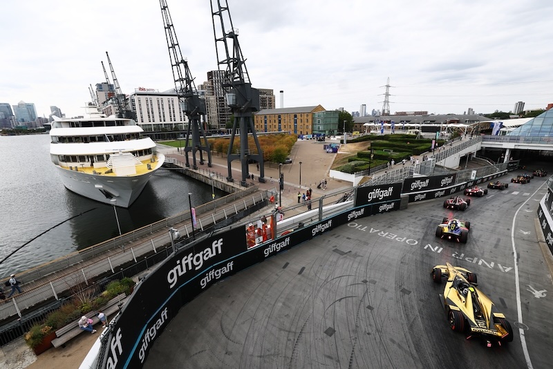 LONDON, ENGLAND - AUGUST 15: Maximilian Gunther of Germany driving the (7) DS Penske DS E-Tense FE25 chases Lucas di Grassi of Brazil driving the (11) Lola Yamaha ABT Formula E Team Lola-Yamaha T001 during the London E-Prix, Round 16 of the 2026 FIA Formula E World Championship at ExCel London on August 15, 2026 in London, England. (Photo by Simon Galloway/LAT Images)