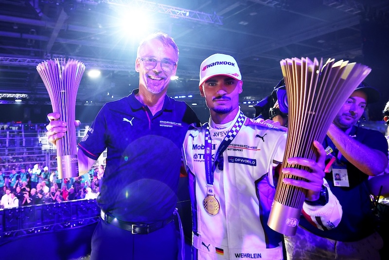 LONDON, ENGLAND - AUGUST 15: Race winner Pascal Wehrlein of Germany and Porsche Formula E Team and Thomas Laudenbach, Vice President of Porsche Motorsport celebrate on the podium during the London E-Prix, Round 16 of the 2026 FIA Formula E World Championship at ExCel London on August 15, 2026 in London, England. (Photo by Simon Galloway/LAT Images)