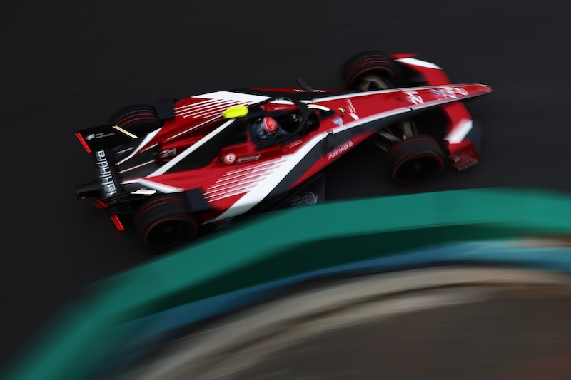 LONDON, ENGLAND - AUGUST 14: Nyck de Vries of the Netherlands driving the (21) Mahindra Racing Mahindra M12Electro on track during practice, ahead of the London E-Prix at ExCel London on August 14, 2026 in London, England. (Photo by Alastair Staley/LAT Images)