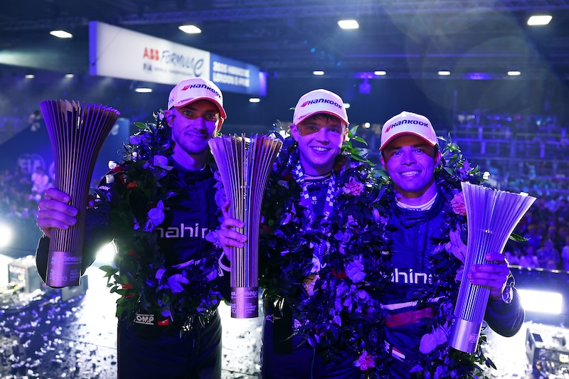 LONDON, ENGLAND - AUGUST 16: Race winner Taylor Barnard of Great Britain and DS PENSKE, Second placed Nyck de Vries of the Netherlands and Mahindra Racing and Third placed Edoardo Mortara of Switzerland and Mahindra Racing celebrate on the podium during the London E-Prix, Round 17 of the 2026 FIA Formula E World Championship at ExCel London on August 16, 2026 in London, England. (Photo by Simon Galloway/LAT Images)