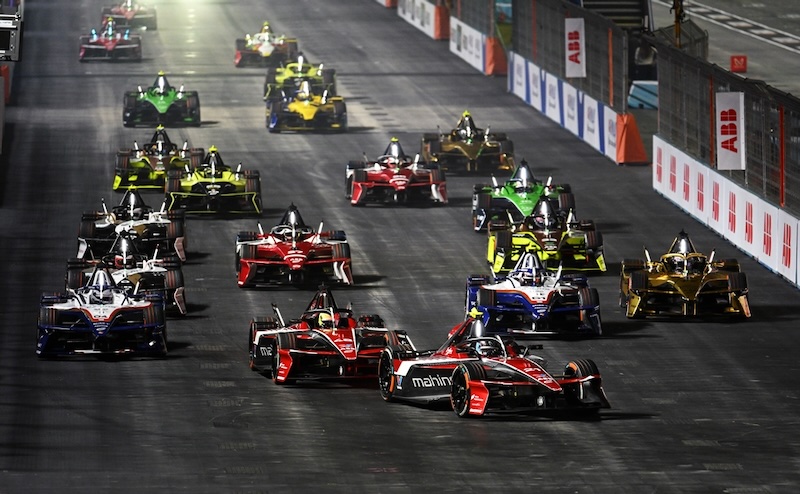 LONDON, ENGLAND - AUGUST 16: Nyck de Vries of the Netherlands driving the (21) Mahindra Racing Mahindra M12Electro and Edoardo Mortara of Switzerland driving the (48) Mahindra Racing Mahindra M12Electro lead the field away at the start during the London E-Prix, Round 17 of the 2026 FIA Formula E World Championship at ExCel London on August 16, 2026 in London, England. (Photo by Sam Bagnall/LAT Images)