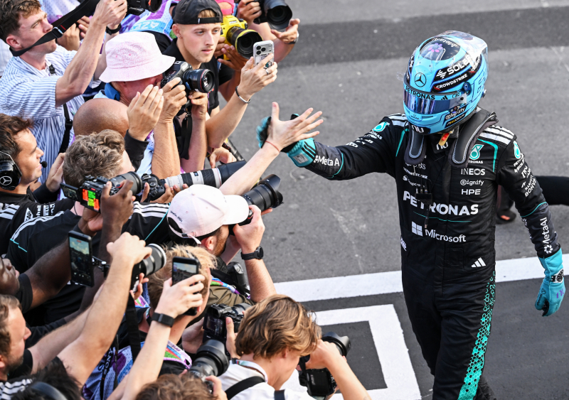 George Russell wint nipt de Grand Prix van Azerbeidzjan voor Max Verstappen
