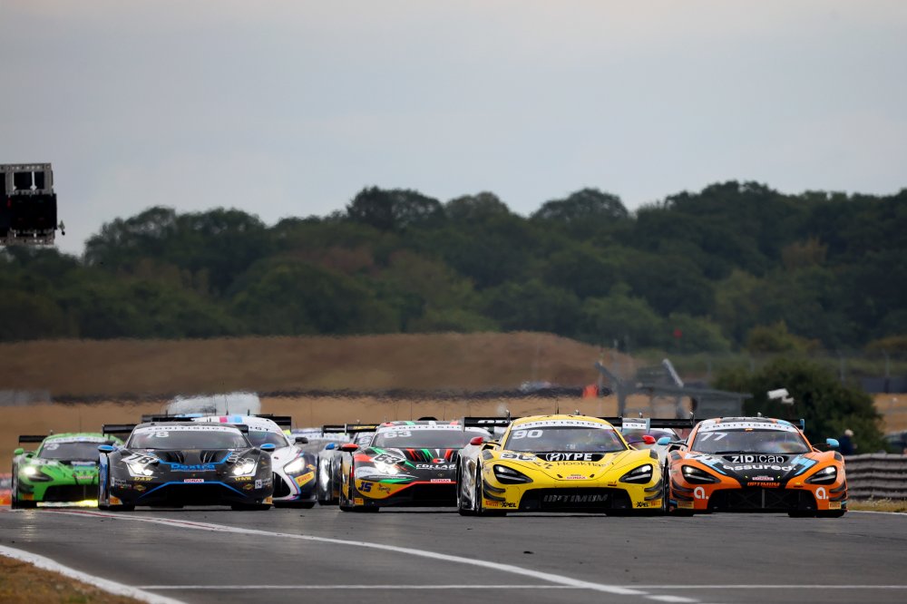 Optimum Motorsport domineert enerverende zondag op Snetterton met dubbelzege, Martin-Waberski verliezen kampioenschapsleiding