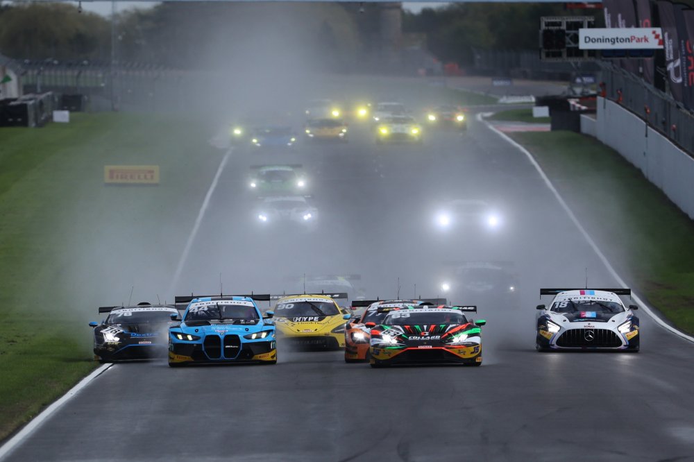 Collard en Cook nemen kampioenschapsleiding over met dominante zege op Donington Park, maar titelstrijd ligt wagenwijd open