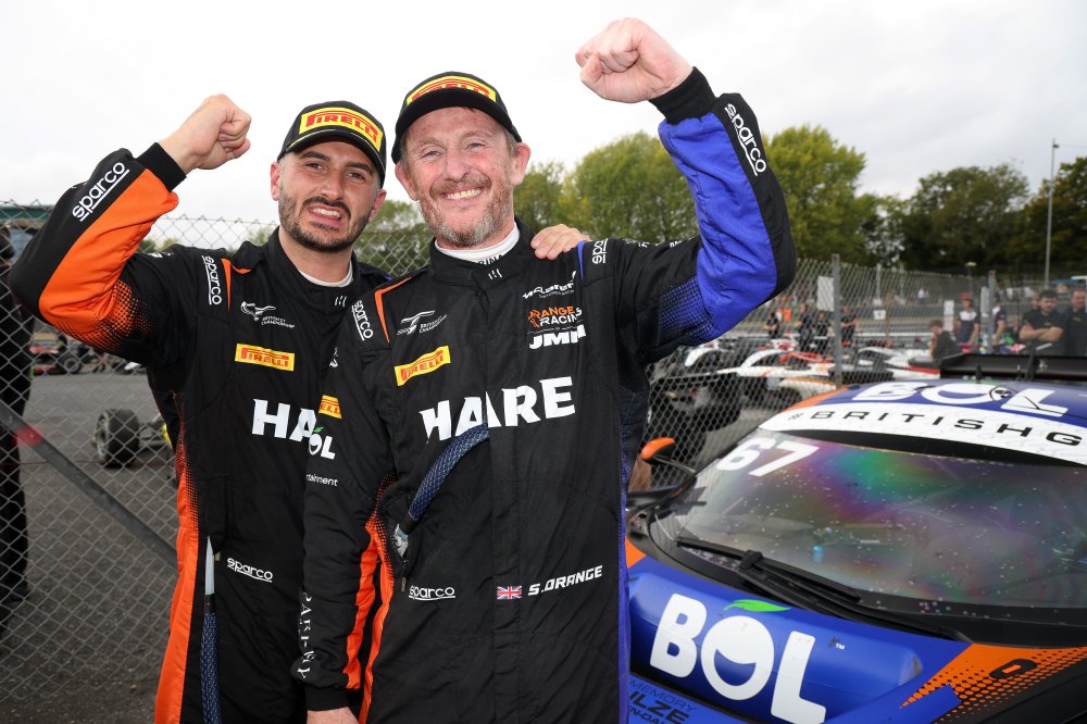 Clutton en Orange kampioen na zeldzame fout Collard, GT4-titelstrijd beslist in bloedstollende slotfase op Brands Hatch