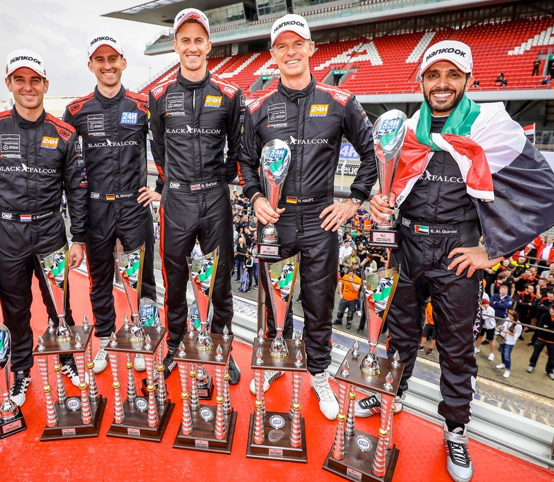 BLACK FALCON mit den Fahrern Jeroen Bleekemolen, Manuel Metzger, Ben Barker, Hubert Haupt und Khaled Al Qubaisi (v.l.) BLACK FALCON with drivers Jeroen Bleekemolen, Manuel Metzger, Ben Barker, Hubert Haupt und Khaled Al Qubaisi (from left) 