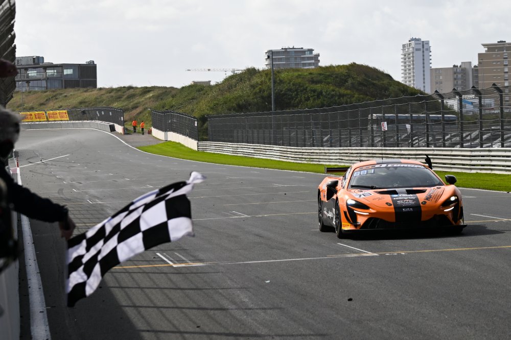GT2 en GT4: Gialdini en Njor kampioen in GT2 na zege in Race 2 op Zandvoort, Cresswell en Hart winne