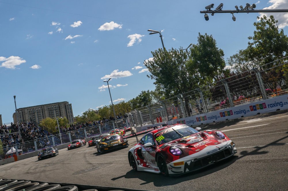 Harmony-Ferrari en Absolute-Porsche delen overwinningen op straten van Peking, podium voor Hartog en klassezege voor Oosten