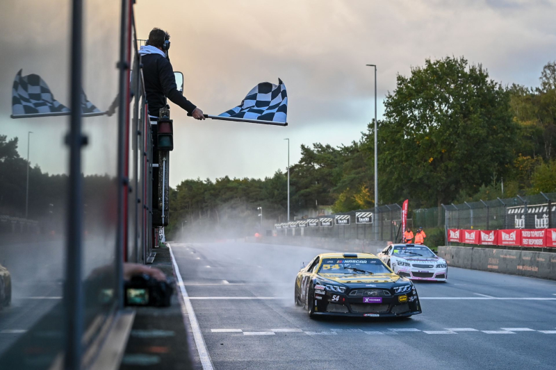 Claudio Cappelli zong uit volle borst het Fratelli Italia tijdens huldiging NASCAR  Open