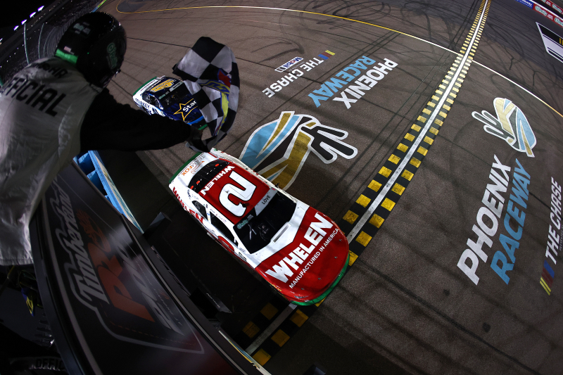 Jesse Love  neemt de leiding in NASCAR O’Reilly Chase met zege Phoenix