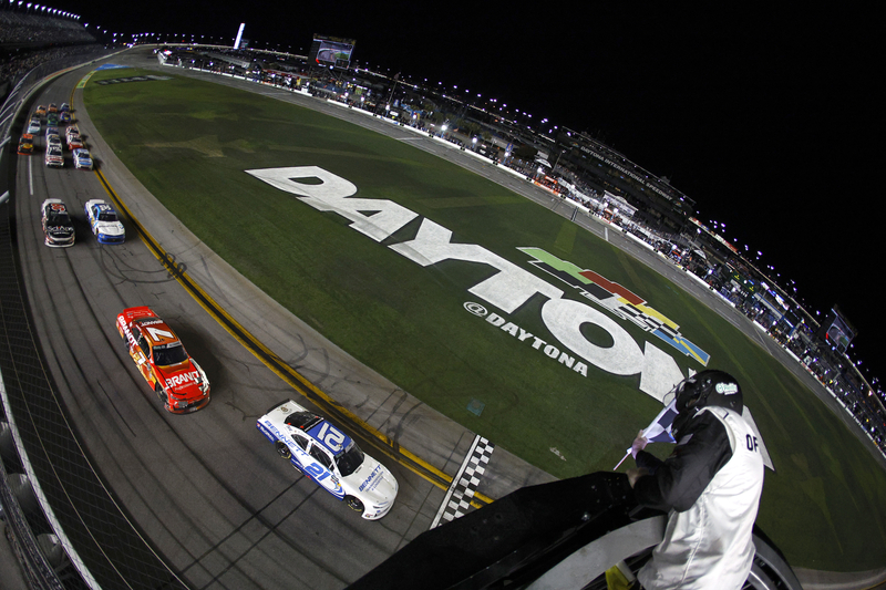  Austin Hill behoudt zijn lijn in een wilde eindsprint richting finish O’Reilly Auto Parts Series