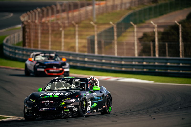 Mazda MX-5 Cup: De Kleijn verslaat Schuttert in fotofinish op Zandvoort