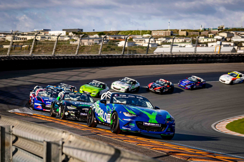 Mazda MX-5 Cup: De Ketele zegeviert in knotsgekke tweede race op Zandvoort