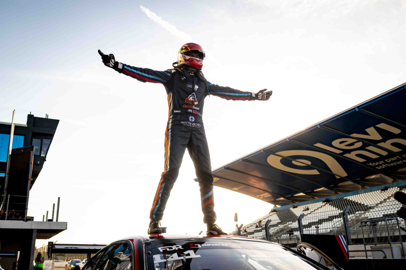 Supercar Challenge: Birdsall in stijl naar titel met overwinning in uursrace op Zandvoort