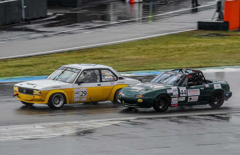 Rob de Laat in de Ascona in gevecht met Yannick Rehorst in de Mazda
