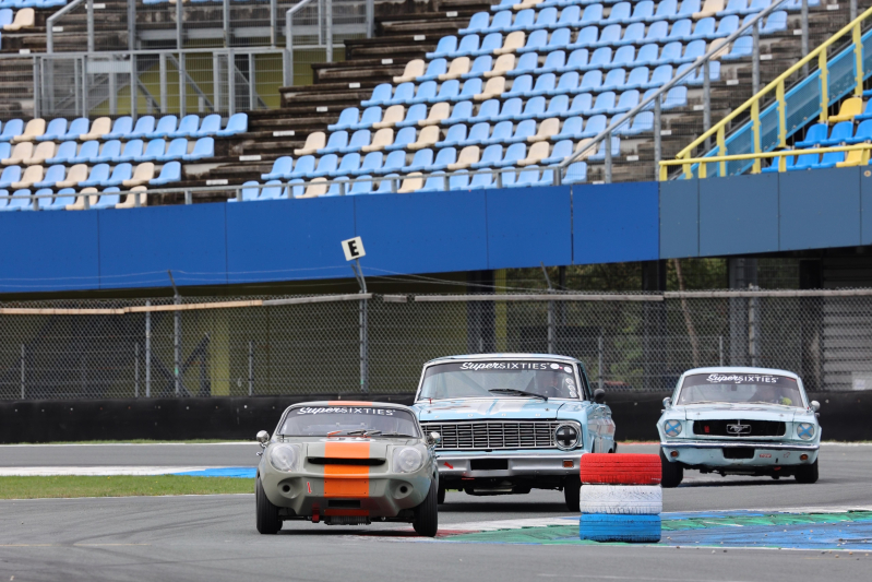 SuperSixties contrast de Mini Marcos van Frank Weidema en de Ford Falcon van Carlo Hamilton 