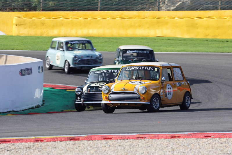 Vier Minis in gevecht